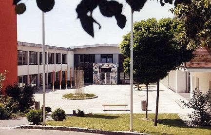schule-klein Foto: Schule und Schulhof